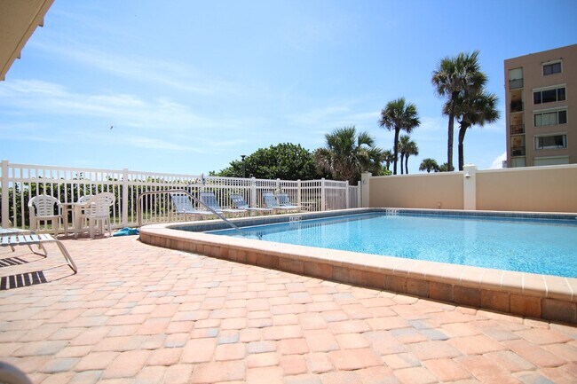 Building Photo - Gorgeous Furnished Direct Ocean Condo in Indialantic