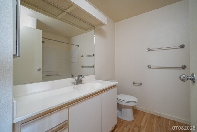 Building Photo - 2 Bedroom 2 Bathroom 2 Assigned Parking in...
