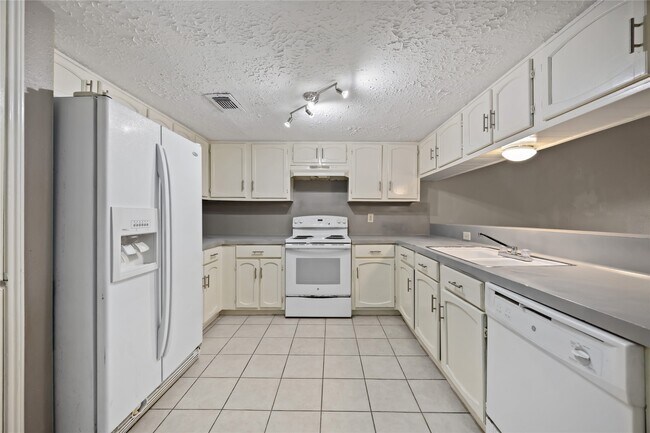 Building Photo - 12238 Wild Pine Dr