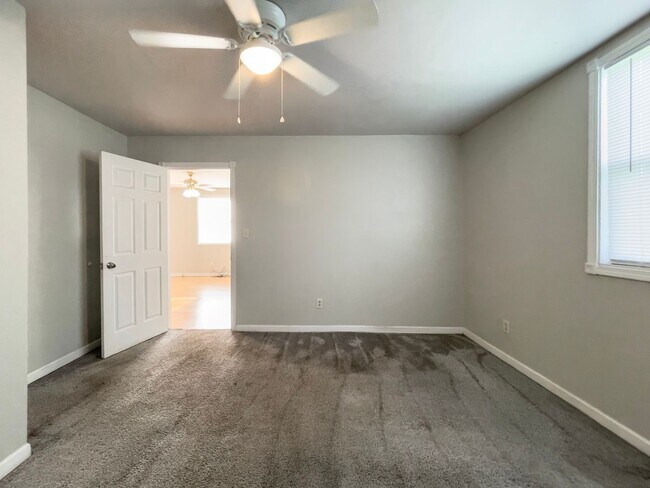 Building Photo - PRELEASING for AUGUST! Close to Campus