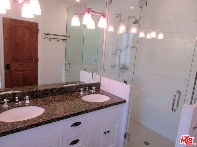 Building Photo - 7012 Birdview Ave