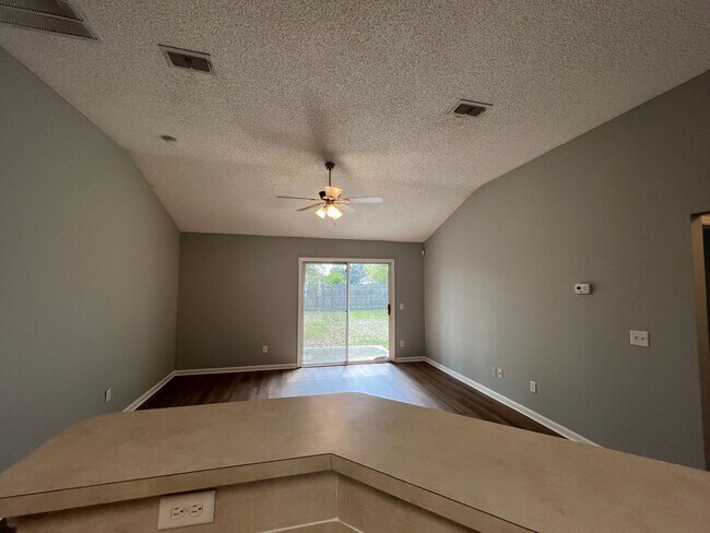 Building Photo - ** COMING SOON ** FENCED Three Bedroom in Watermill
