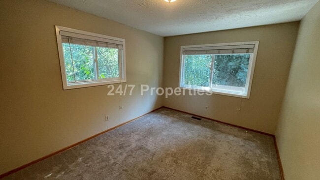 Building Photo - Spacious 4BD I 2BA Home w/ Separate Living...