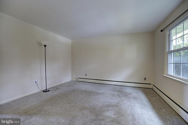 Building Photo - 107 E 6th St