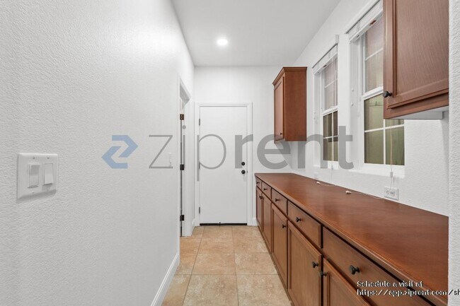 Building Photo - 1271 S Central Pkwy