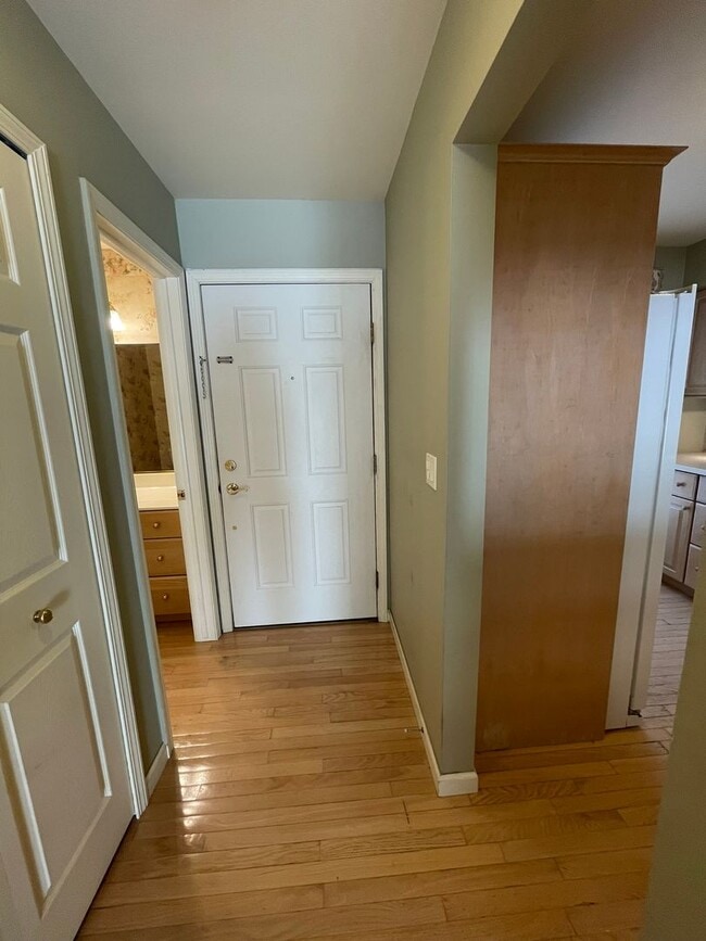 Building Photo - Updated End-Unit Condo in Earhart Village – Prime Location!