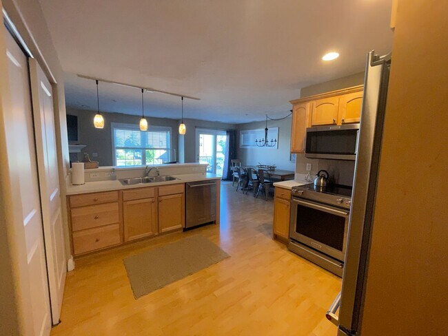 Building Photo - Lovely Condo Available Early September 2024