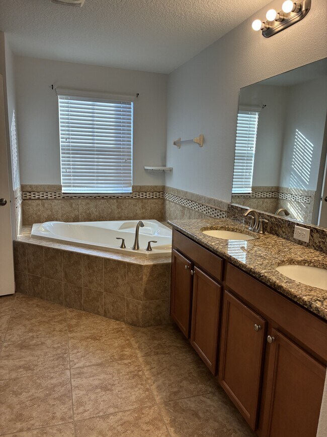 Building Photo - 3201 Bayflower Ave