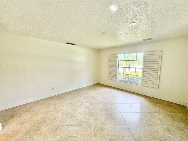 Building Photo - ** BERKSHIRE LAKES ** 3 BED + DEN / 2.5 BA...