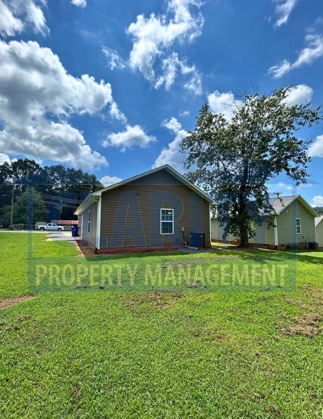 Building Photo - Super cute 3 bedroom house!!