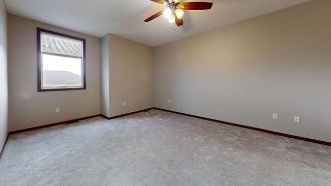 Building Photo - "Charming 3-Bed Townhouse with 2.5 Baths &...