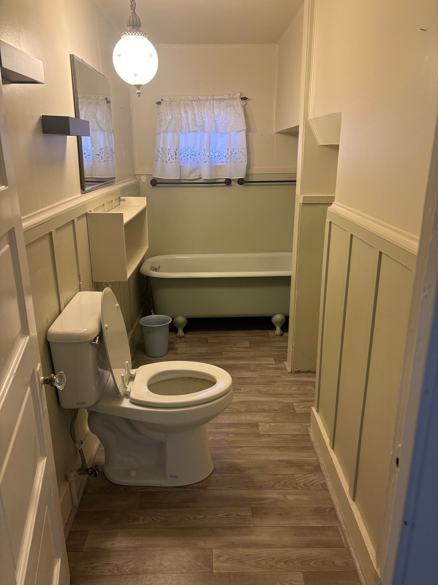First bathroom with bath tub - 514 Kaweah St