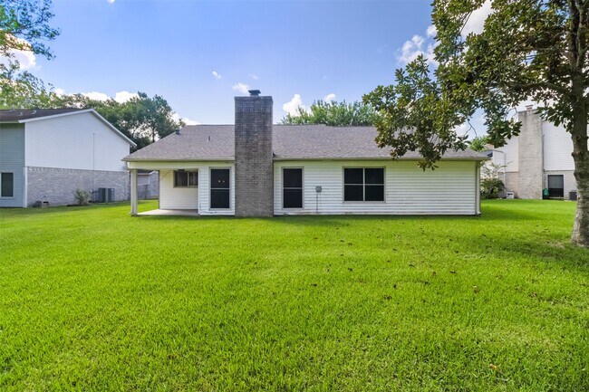 Building Photo - 210 Pecan Valley Ct
