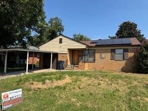 Building Photo - Spacious and fresh paint, 2 bed 1 bath wit...