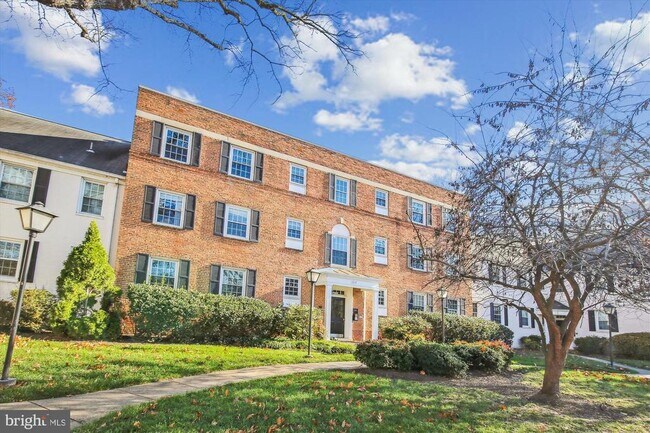 Building Photo - 1317 S Walter Reed Dr