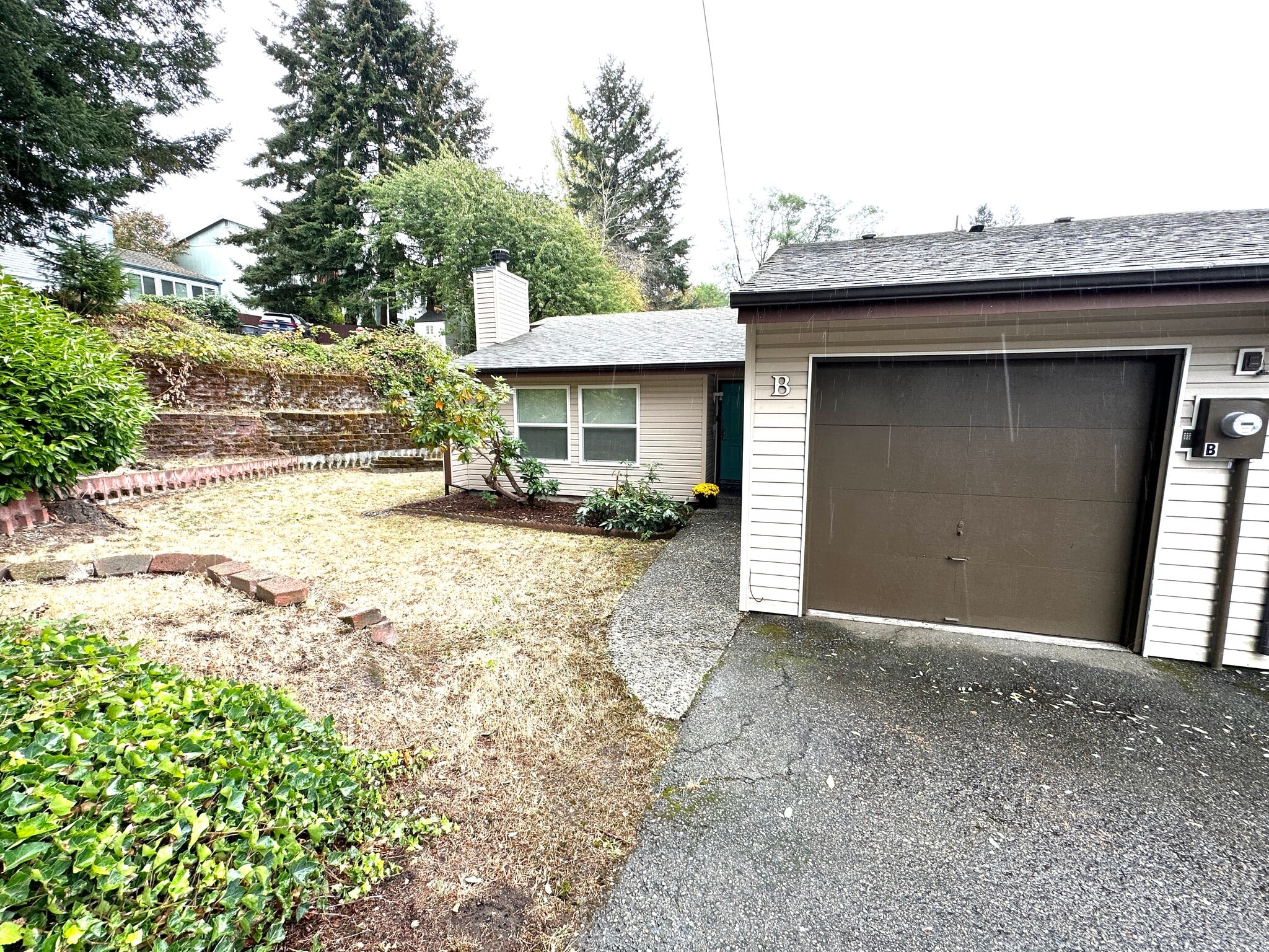 Front view - 3031 Bridgeport Way W