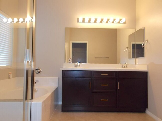 Building Photo - Spacious 3-Bed, 2-Bath Home in Prime Las Vegas Location