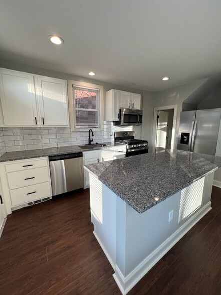 Building Photo - 1213 Oakwood Ave