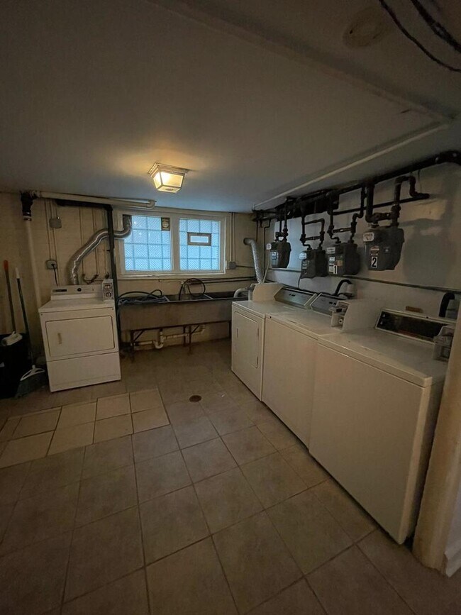 Building Photo - 5749 N Spaulding Ave