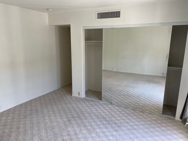 Building Photo - Las Vegas Country Club. Modernized and Upg...