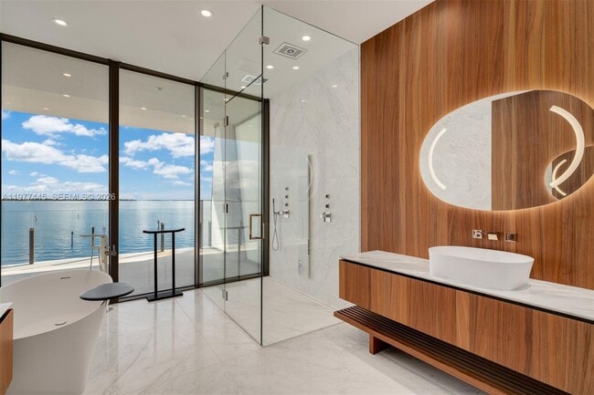 Building Photo - 5 Grove Isle Dr