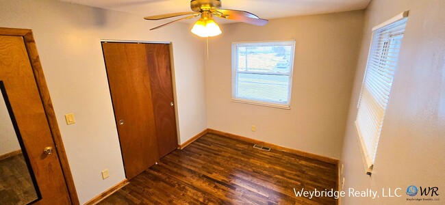 Building Photo - Welcome to this conveniently located 3 bed...