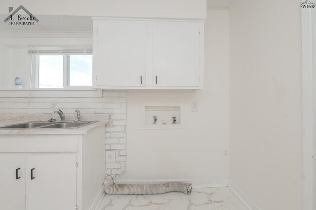 Building Photo - 1624 Sunnyside Ln