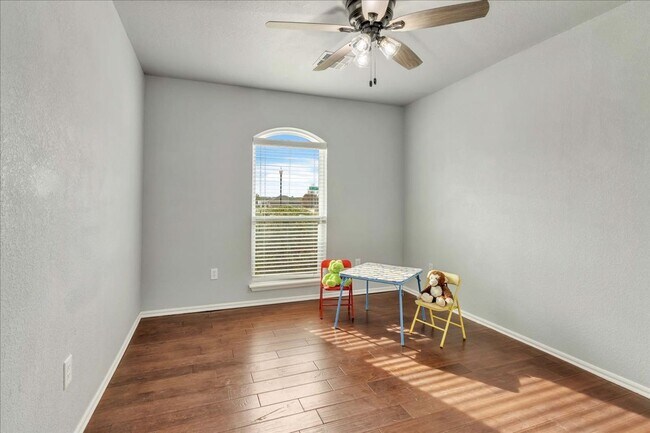 Building Photo - Lawn Care Included! 3 bed, 2 bath, 2 car