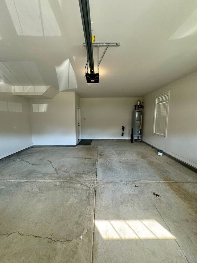 Building Photo - Beautiful 3BR/3.5BA Townhome in Rea Farms