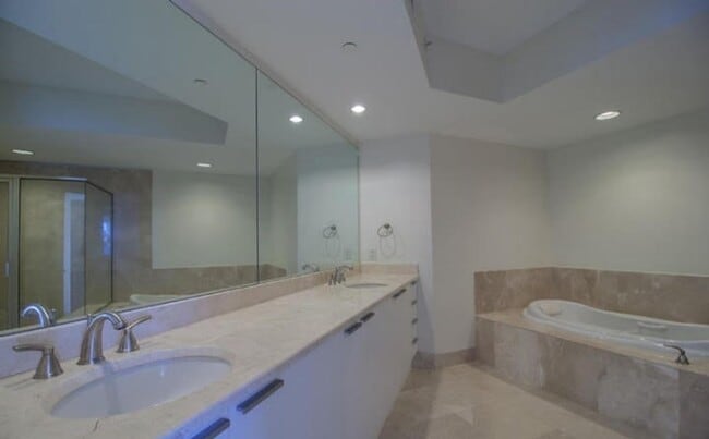 Building Photo - Direct riverfront 3 bedroom 3 bath