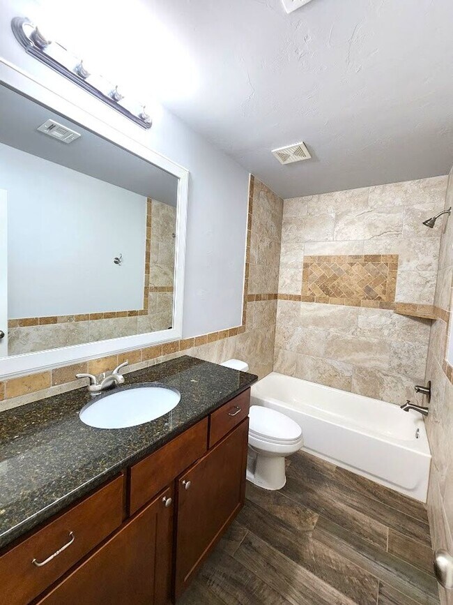 Building Photo - Campbell St Duplex