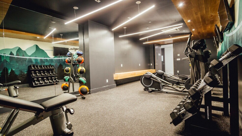 Building Photo - 620 Parkside Ave