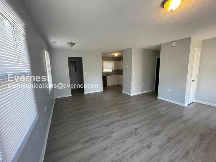 Building Photo - 504 E McLelland Ave