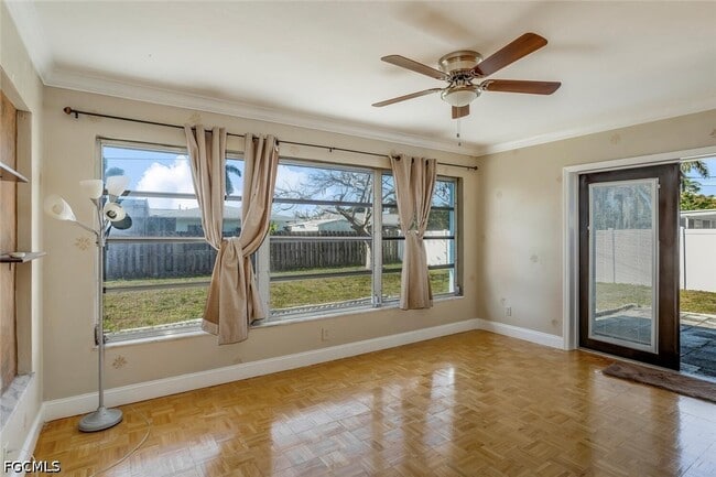 Building Photo - 806 N Entrada Dr