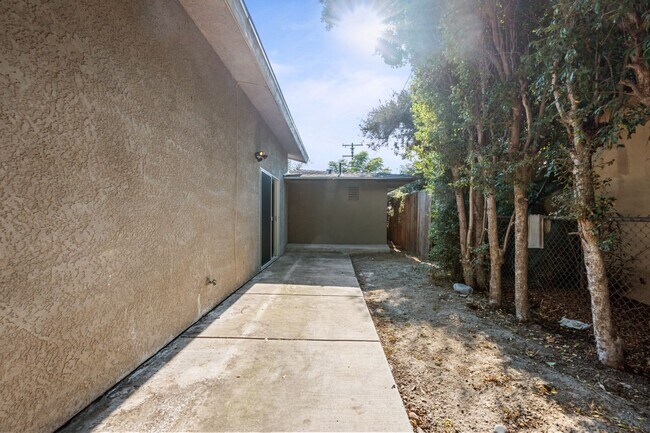 Building Photo - 6208 Pembroke Dr