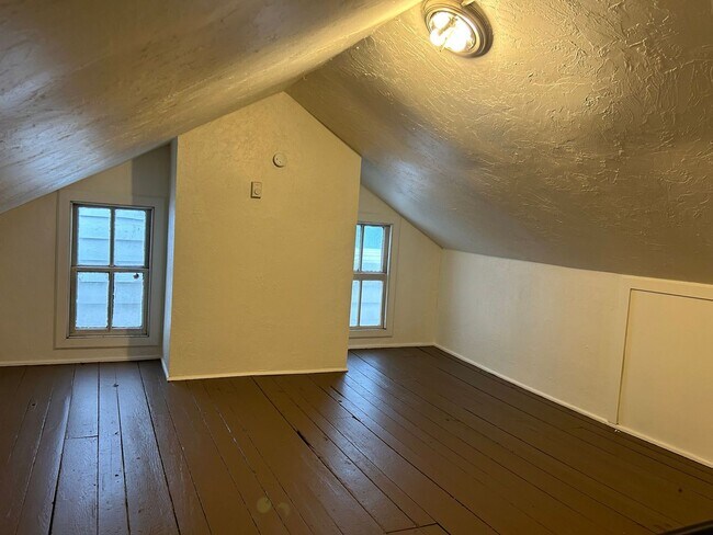 Building Photo - 118 S Main St