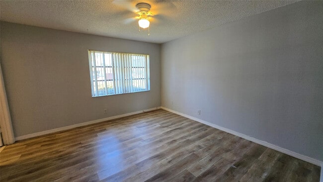 Building Photo - 416 Lakeside Dr