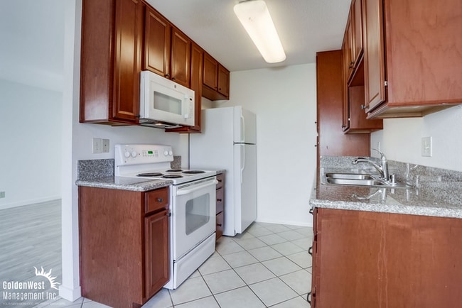 Building Photo - Charming 2Bdm 1Ba Condo with Modern Upgrades in Lakeside!