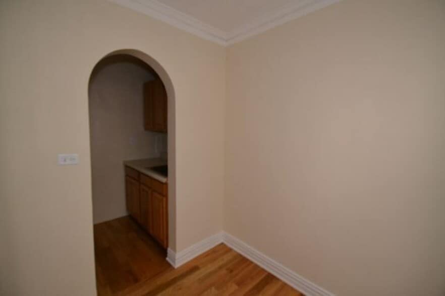 Building Photo - 429 W Roscoe St