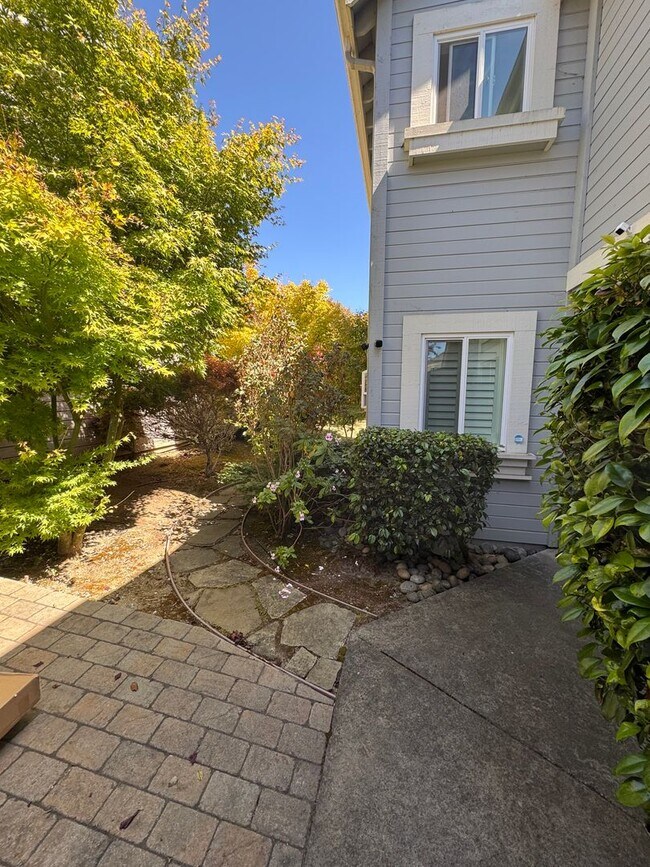 Building Photo - Beautiful 3bd/2.5 bath Townhome