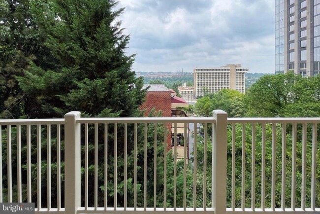 Building Photo - 1555 N Colonial Terrace