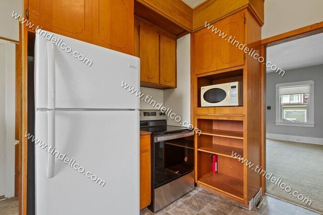 Building Photo - Pet Friendly 4 bedroom 2 bathroom home located blocks from University of Portland!