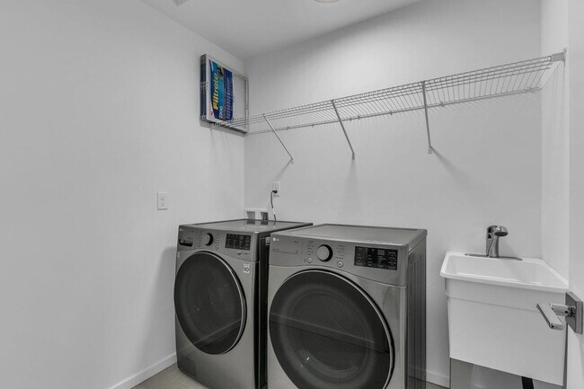 Building Photo - Large luxurious 5 bedroom Home in Renton