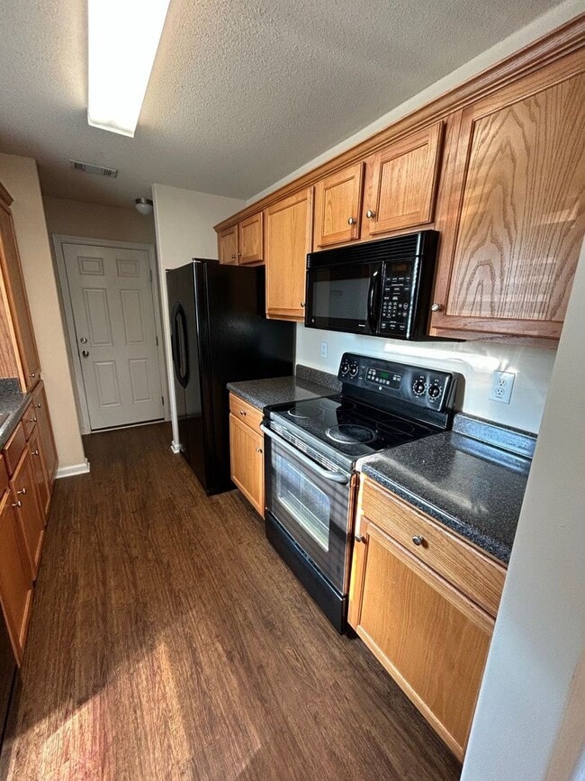 Building Photo - PRE-LEASING FOR AUGUST 1 2026! 1/2 Off Deposit!