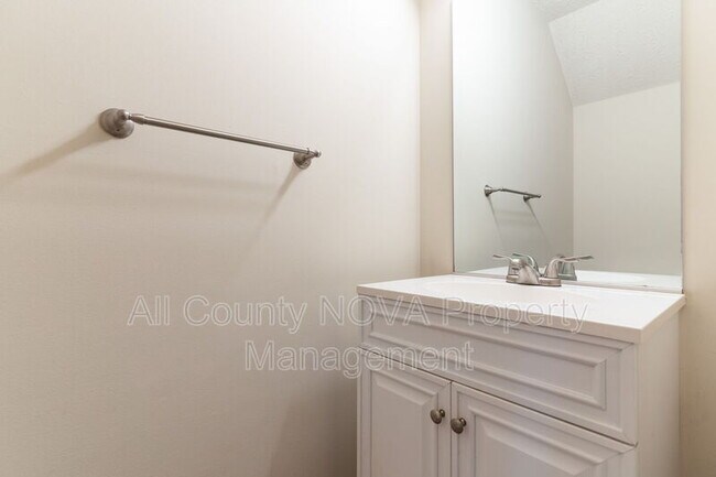 Building Photo - 17 Heather Ln