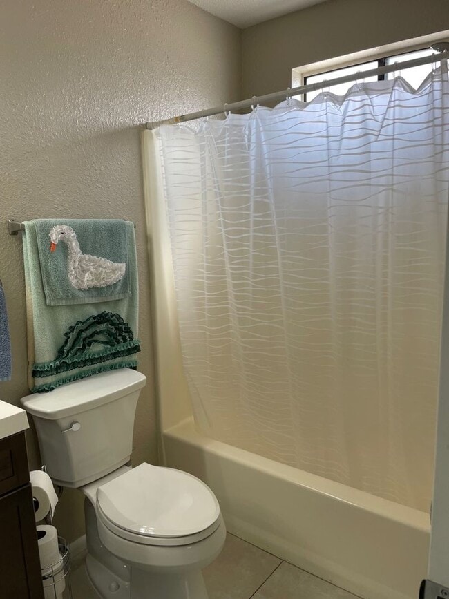 Building Photo - Furnished, ground floor unit! Move in ready.