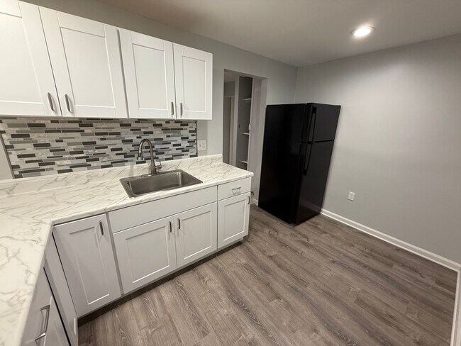 Building Photo - Gorgeous 5 Bed 3.5 Bath Single Family Home...