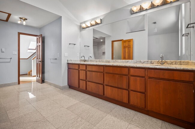 Building Photo - 1020 Walsen Rd