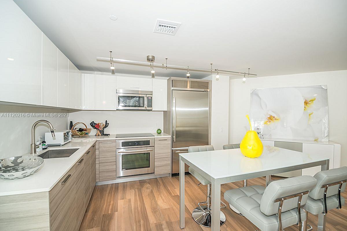 Building Photo - 1300 Brickell Bay Dr