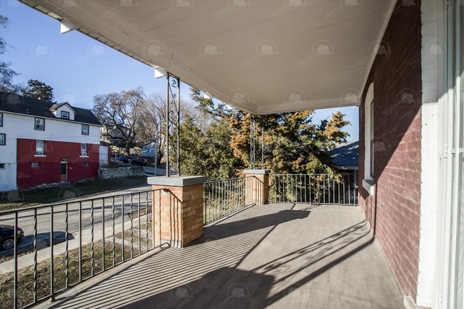 Building Photo - 3706 E 7 St